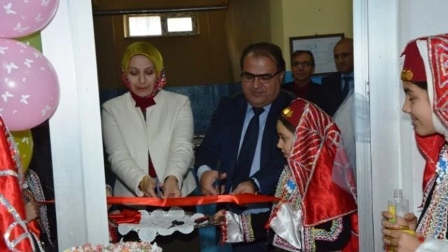 TOKİ İlkokulunda Konferans Salonu ile Serbest Etkinlik ve Mutlu Çocuk Yaşam Alanı Açılışları Yapıldı