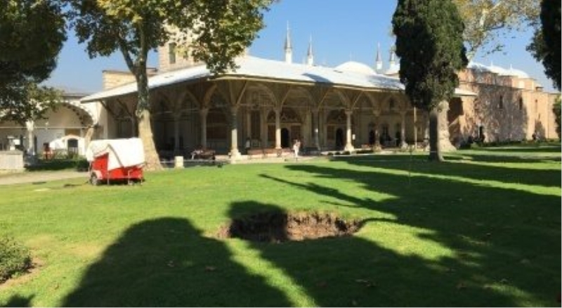 Topkapı Sarayı bahçesinde üç metrelik çukur