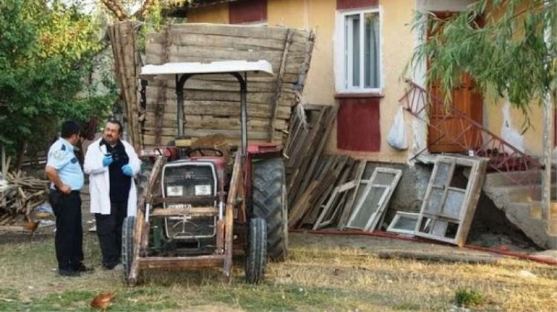 Torunlarının kullandığı traktörün altında kaldı