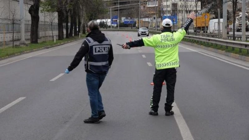 TRABZON`DA, `KISITLAMADA BAZI KİŞİLER MARKET POŞETİNİ ELİNE ALIP GEZİYOR` TEPKİSİ