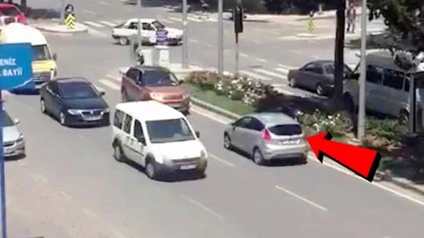 Trafikte pes dedirten görüntü! Birbirine kattı