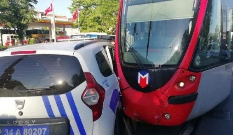TRAMVAY POLİS ARACINA ÇARPTI
