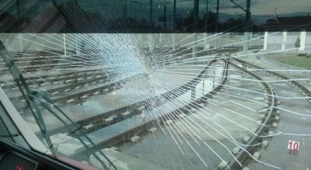 Tramvaya atılan taşlı kartopu seferlerin aksamasına yol açtı