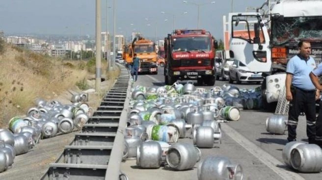 Tüp dolu kamyon TIR`a çarptı