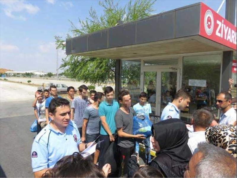 Tutuklu askeri lise öğrencileri gözyaşlarıyla tahliye oldu