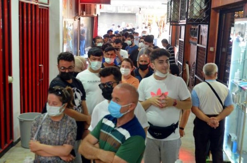 Uçakta unutulan eşyaları alma kuyruğu caddeye taştı