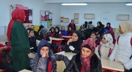 Ülkeleri farklı olsa da ortak dilleri Türkçe