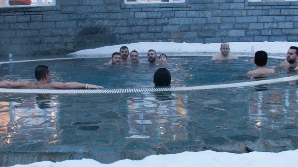 Uludağ`da kar altında havuz keyfi