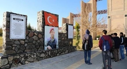 Üniversitenin girişine Ömer Halisdemir anıtı