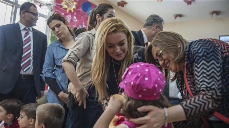 Ünlü oyuncu Lohan: Dünya 5'ten büyüktür