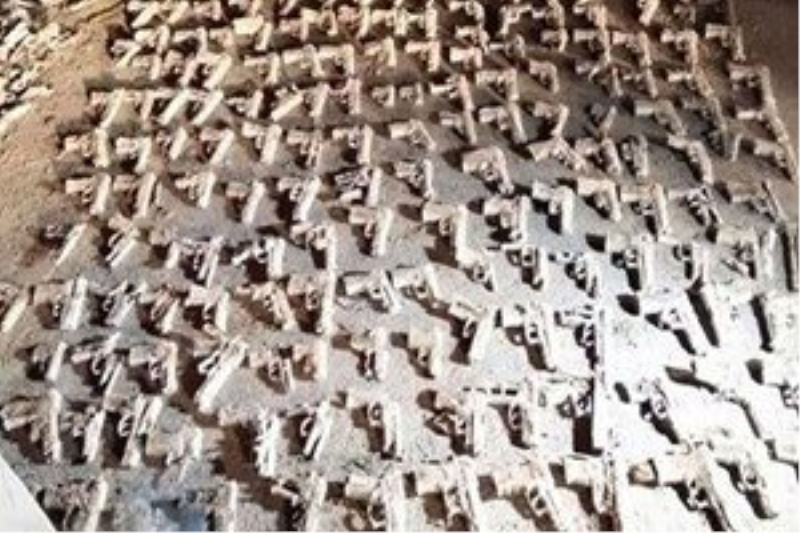 Üsküdar?da toprağa gömülü 240 tabanca bulundu