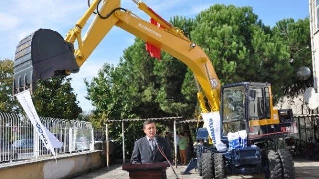 Uygulamalı Eğitim İçin Okula Ekskavatör Hibe Edildi