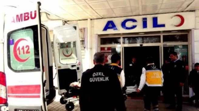 Uyuyan eşinin başına satırla vurdu!