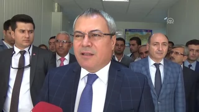 Vali Deniz, Suriyeli Çocukların Eğitim Gördüğü Merkezde İncelemede Bulundu