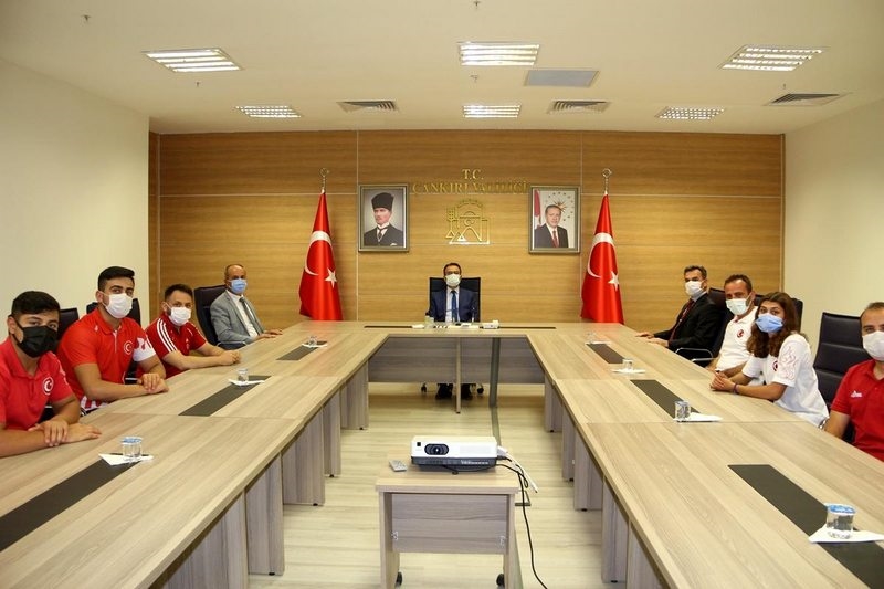 Valimiz Abdullah Ayaz Başarılı Sporcularımızı Ödüllendirdi