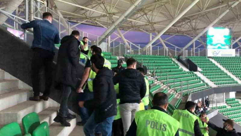 Van Spor maçı taraftarlar tribüne girince 15 dakika geç başladı
