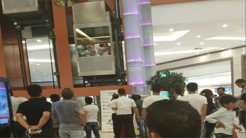 Vatandaşlar AVM asansöründe mahsur kaldı!