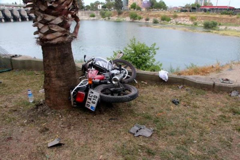 VİRAJI ALAMAYAN TAKSİ 2 KİŞİYE ÇARPIP, SEYHAN NEHRİ`NE DÜŞTÜ 2 YARALI