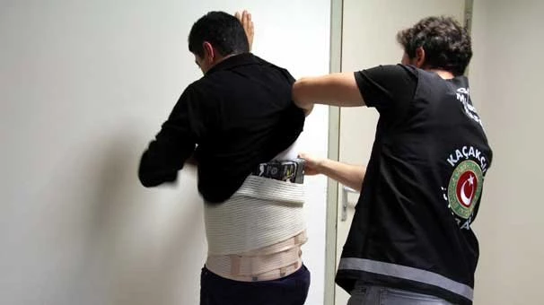 Vücuduna sarılı korsede 500 mermi ele geçirildi