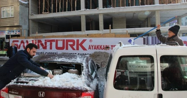 Yağan kar 5 otomobili hurdaya çevirdi