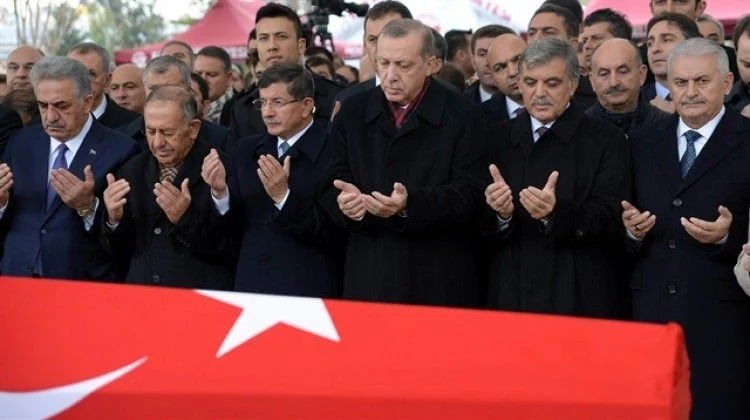 Yan yana son yolculuğa uğurladılar!