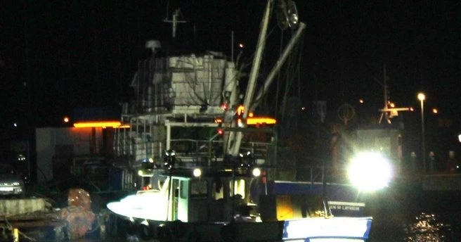Yanan teknedekileri sahil güvenlik kurtardı