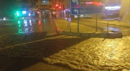 Yarım saat süren yağmur yolları göle çevirdi