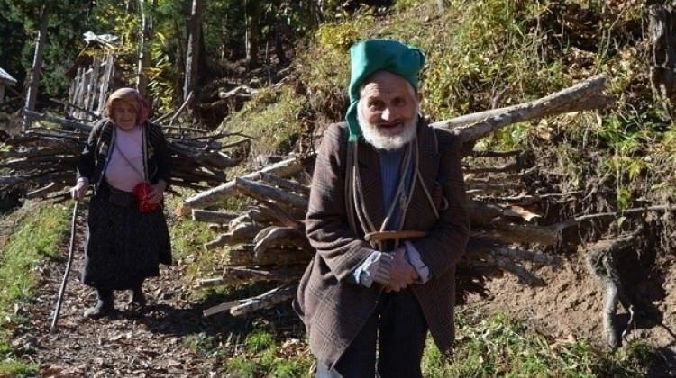 Yaşlı çift görenleri şaşırtıyor!