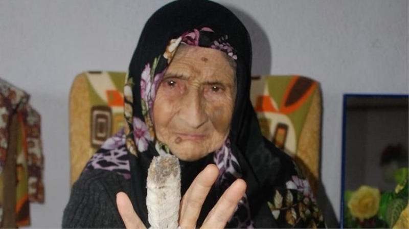 Yaşlı kadının parmağını kırıp gasp ettiler