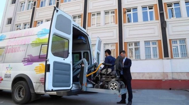 Yaşlı seçmenler asansörlü araçlarla oy kullandı