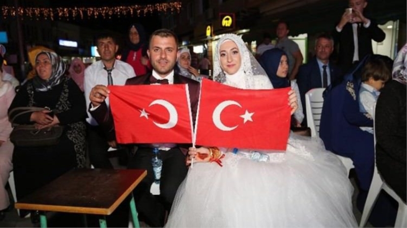 Yeni evlenen çift demokrasi nöbetinde