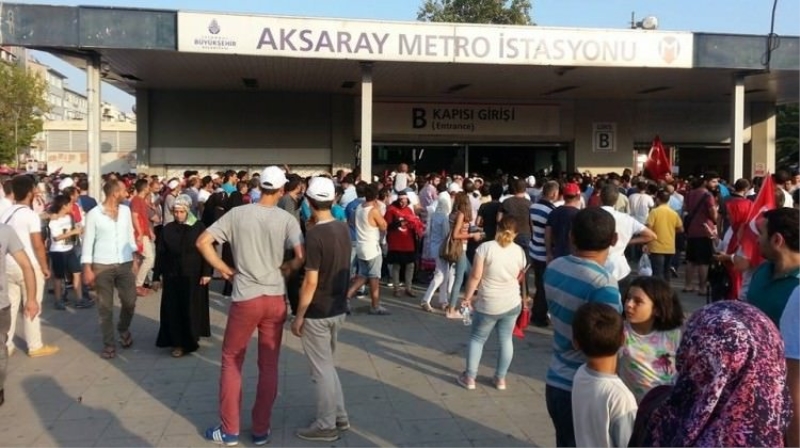 Yenikapı'ya giremeyenler pratik çözümler üretti