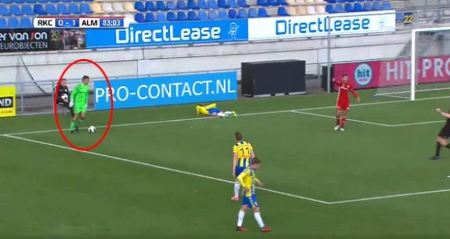 Yerde Yatan Rakibine Gözü Dalan Kaleci, Kalesinde Golü Gördü