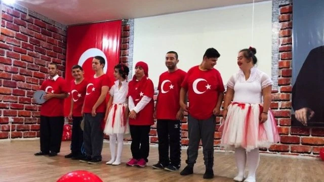 Yeşil Düzce Eğitim Okulu`dan Cumhuriyete Anlamlı Kutlama