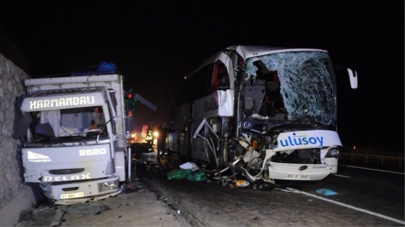 Yolcu otobüsü kamyona çarptı: 1 ölü, 39 yaralı