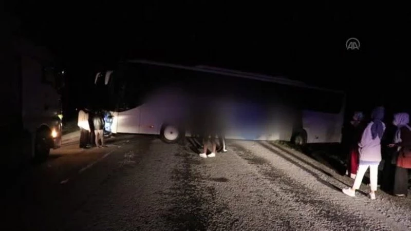 Yolu şaşıran şoförün kullandığı otobüs şarampolde asılı kaldı