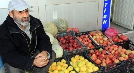 Zabıtalara kızdı, sebzelerini yola saçtı