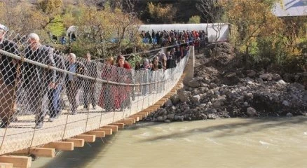 Zap Suyu üzerindeki asma köprüden gelin geçti